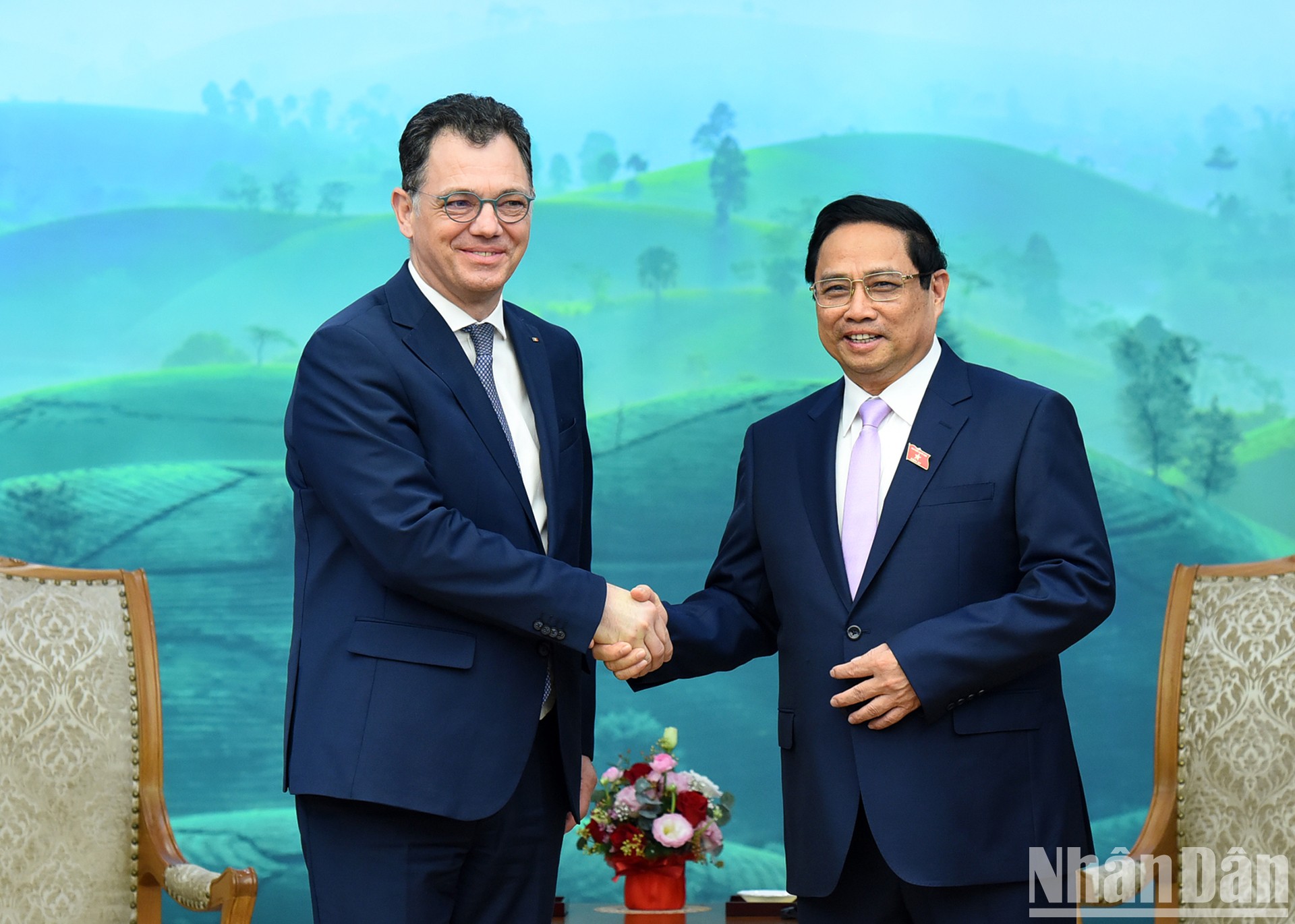 Le Premier ministre Pham Minh Chinh reçoit le ministre roumain de l’Économie, de l’Entrepreneuriat et du Tourisme