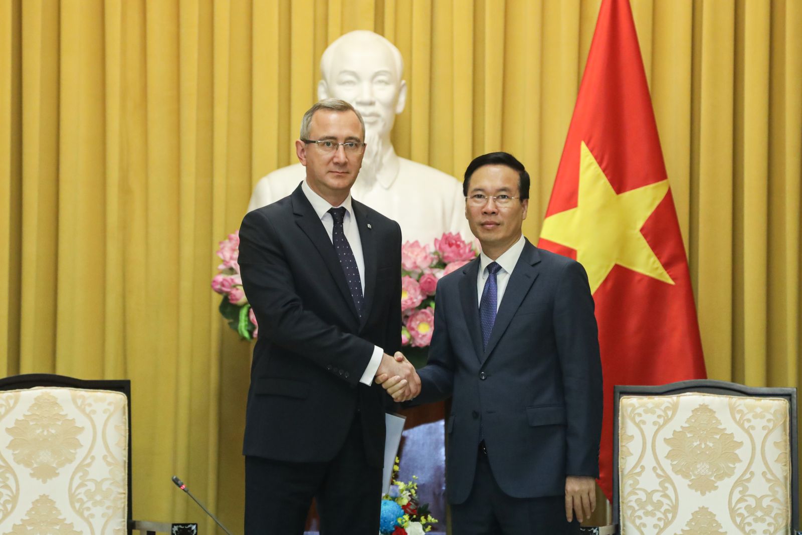 Le président Vo Van Thuong reçoit le gouverneur de l oblast de Kalouga de Russie