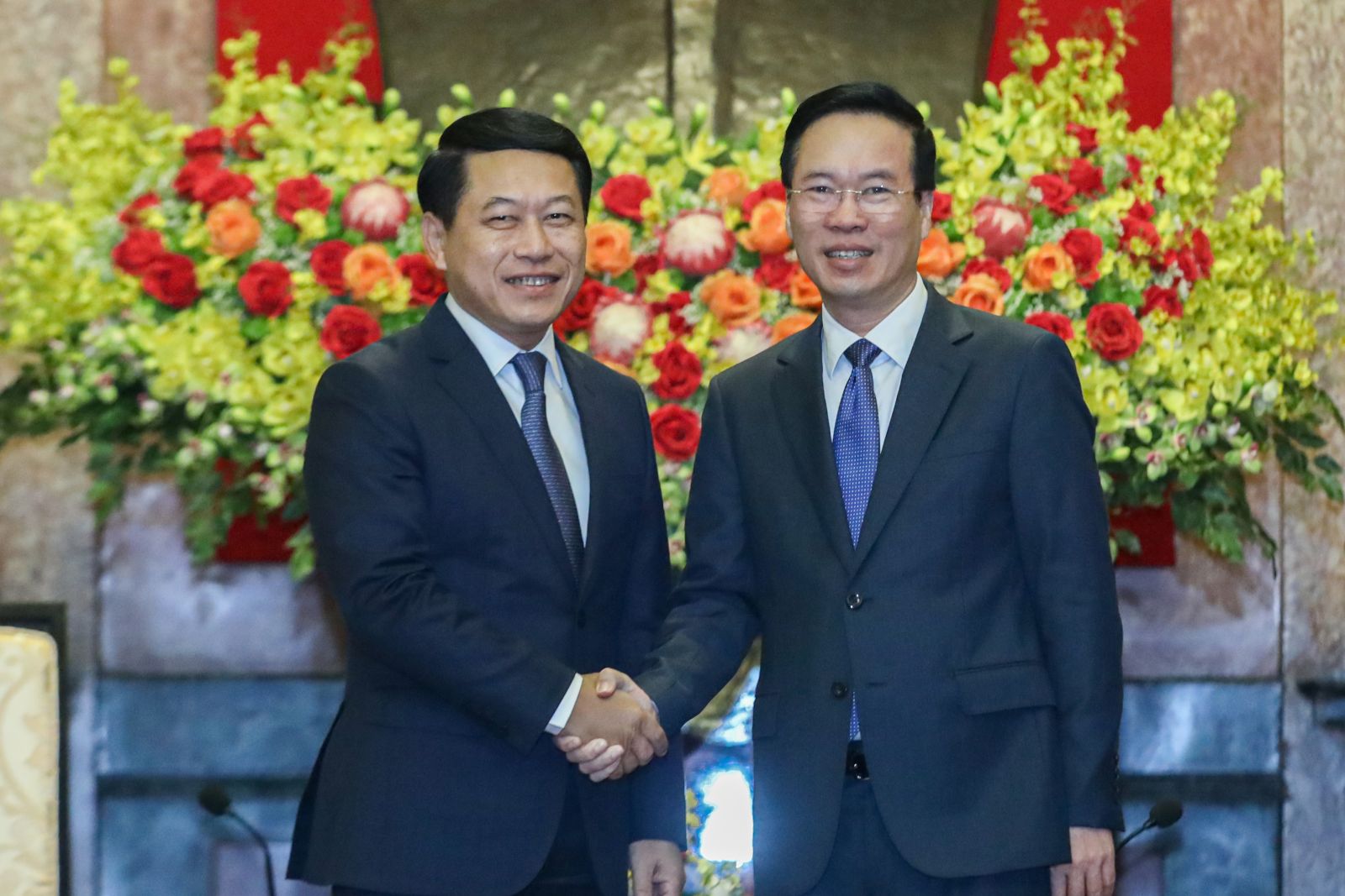 Le président Vo Van Thuong reçoit le vice-PM et ministre des AE du Laos