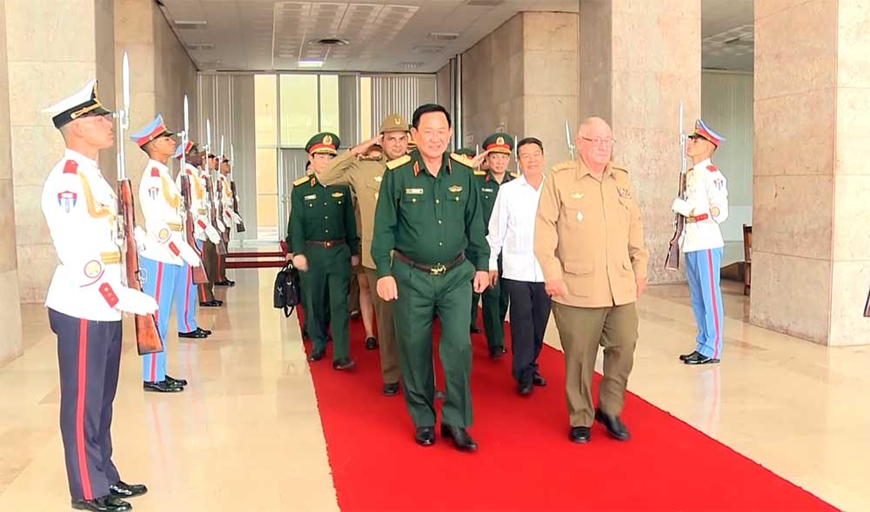 Le vice-ministre de la Défense Vo Minh Luong en visite à Cuba