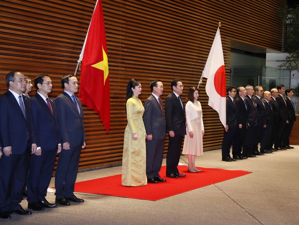 Le Premier ministre japonais offre une cérémonie d’accueil en l’honneur du président vietnamien