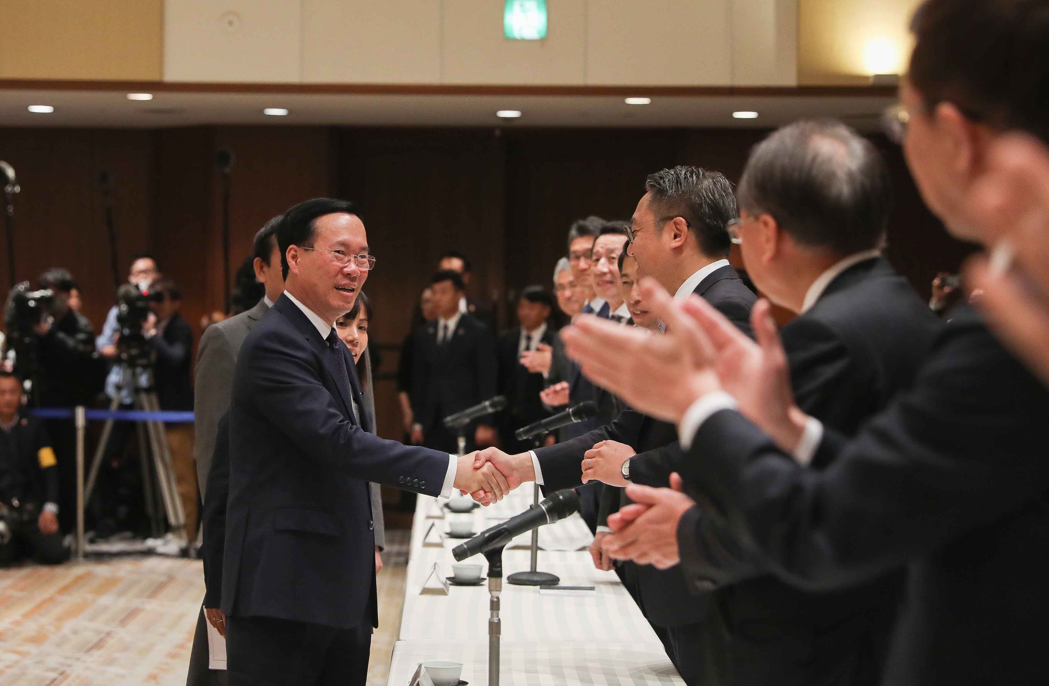 Le président Vo Van Thuong reçoit des dirigeants des préfectures japonaises