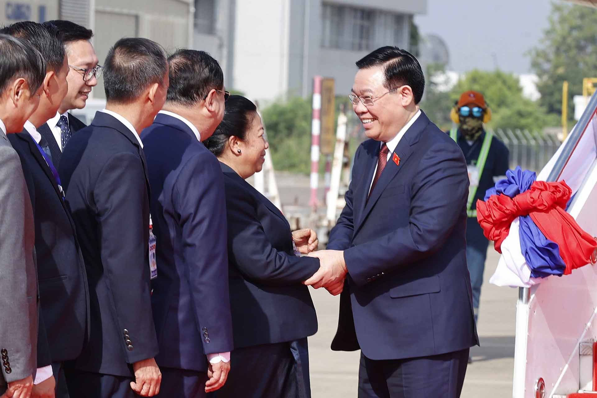 Le président de l Assemblée nationale Vuong Dinh Huê est arrivé à Vientiane