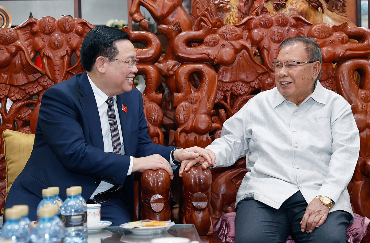 Le président de l Assemblée nationale vietnamienne rend visite à d anciens hauts dirigeants du Laos