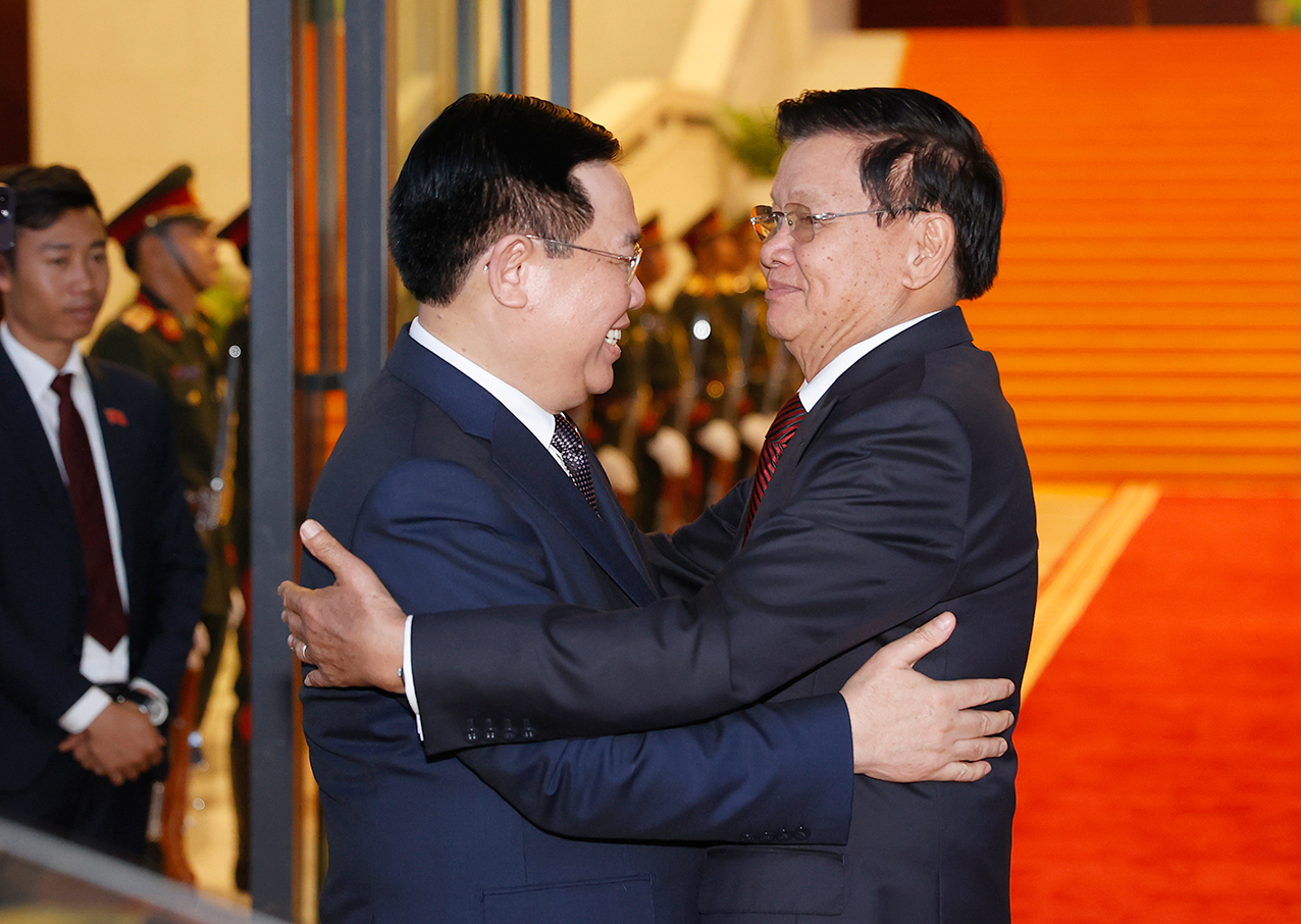 Entrevue entre le président de l’AN vietnamienne et le secrétaire général du PPRL et président lao