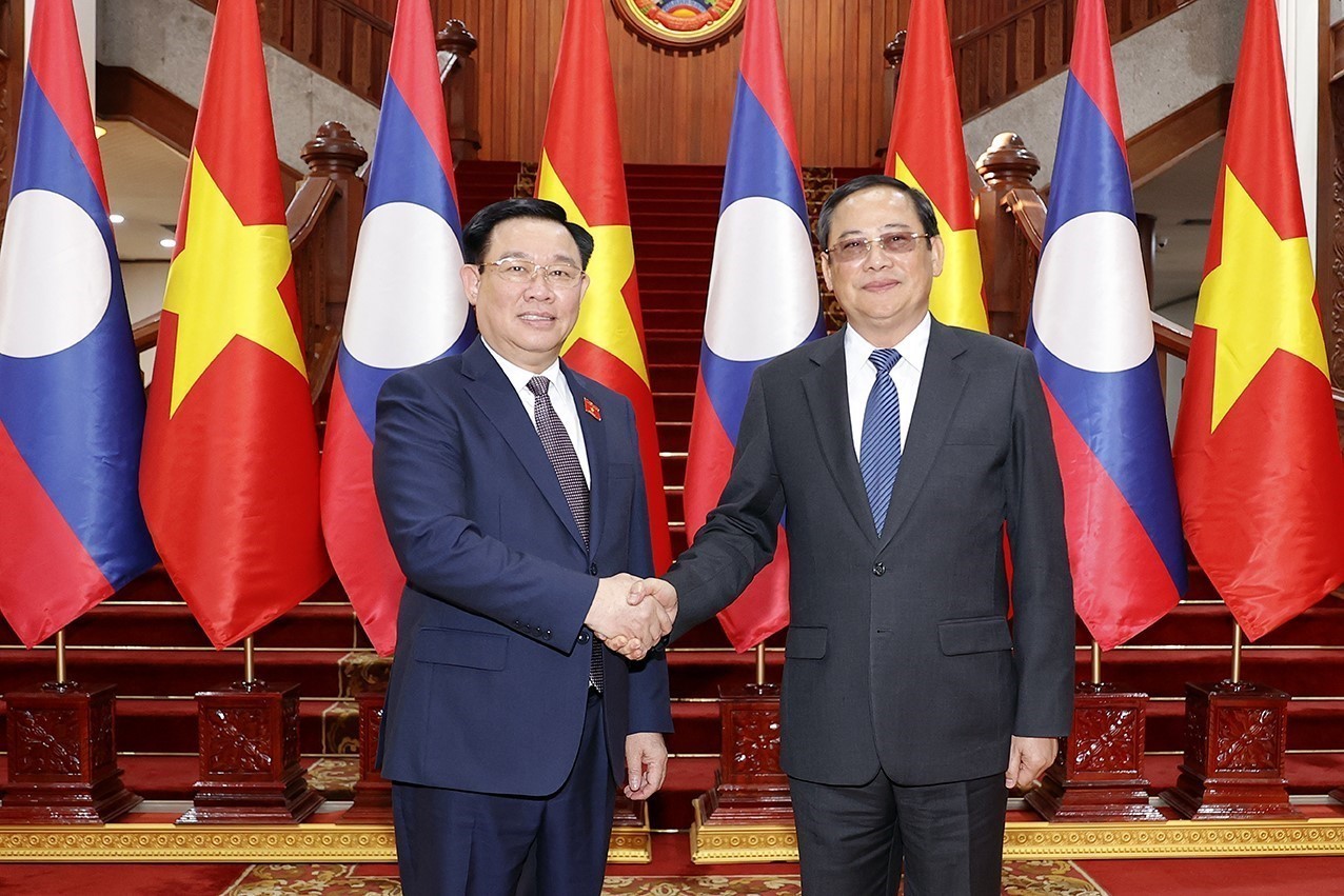 Le président de l Assemblée nationale vietnamienne rencontre le Premier ministre lao