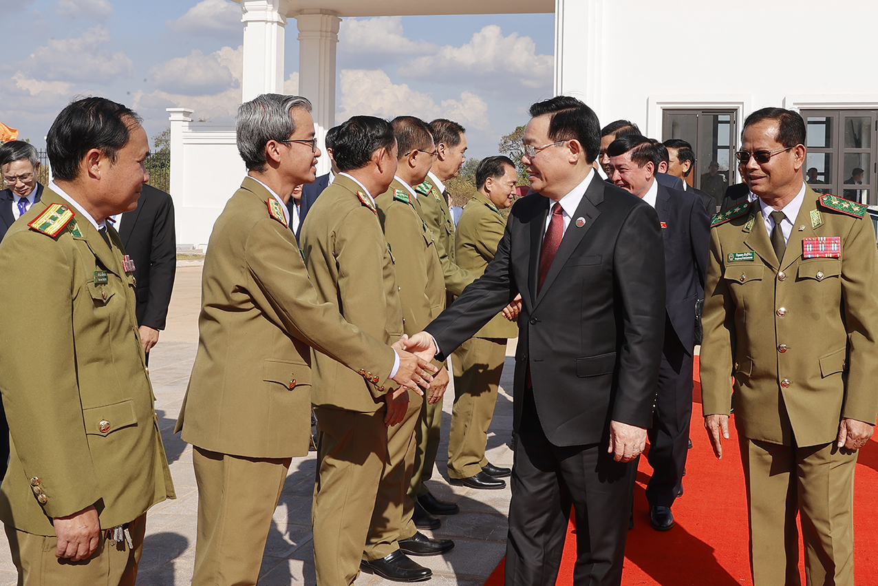 Le président de l’AN Vuong Dinh Huê se rend à l’Académie politique de la Police lao