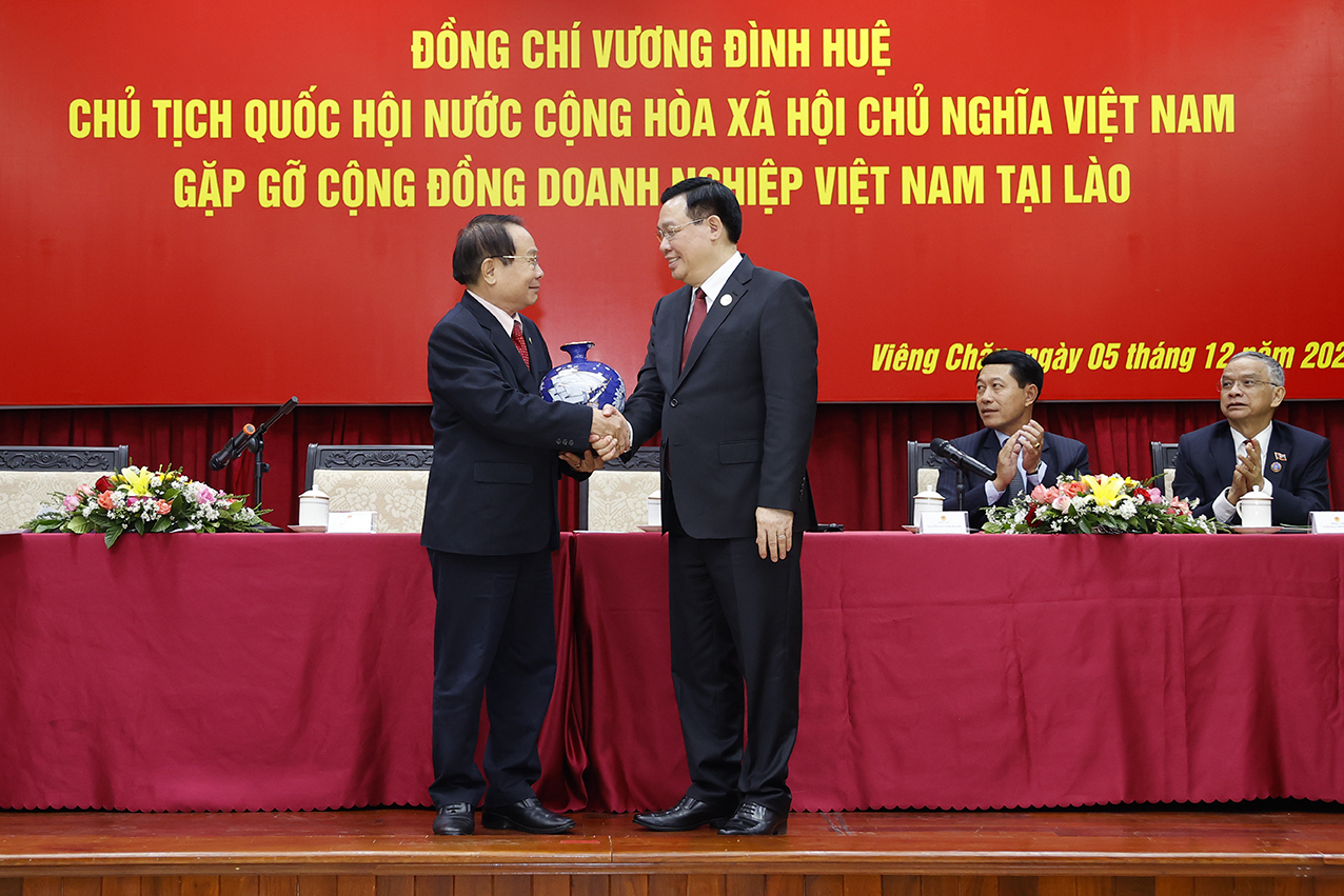 Le président de l’AN Vuong Dinh Huê rencontre la communauté des entreprises vietnamiennes au Laos