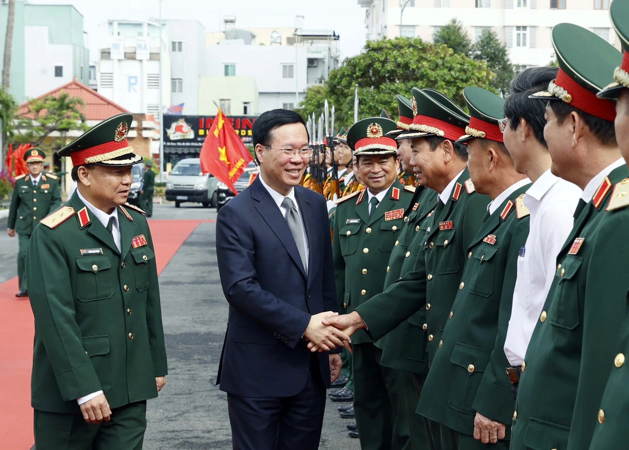 Le président Vo Van Thuong visite la 5e zone militaire
