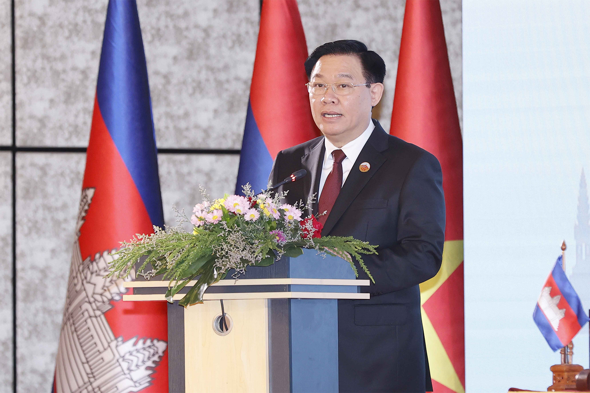 Le président de l’AN Vuong Dinh Hue au premier Sommet parlementaire Cambodge-Laos-Vietnam