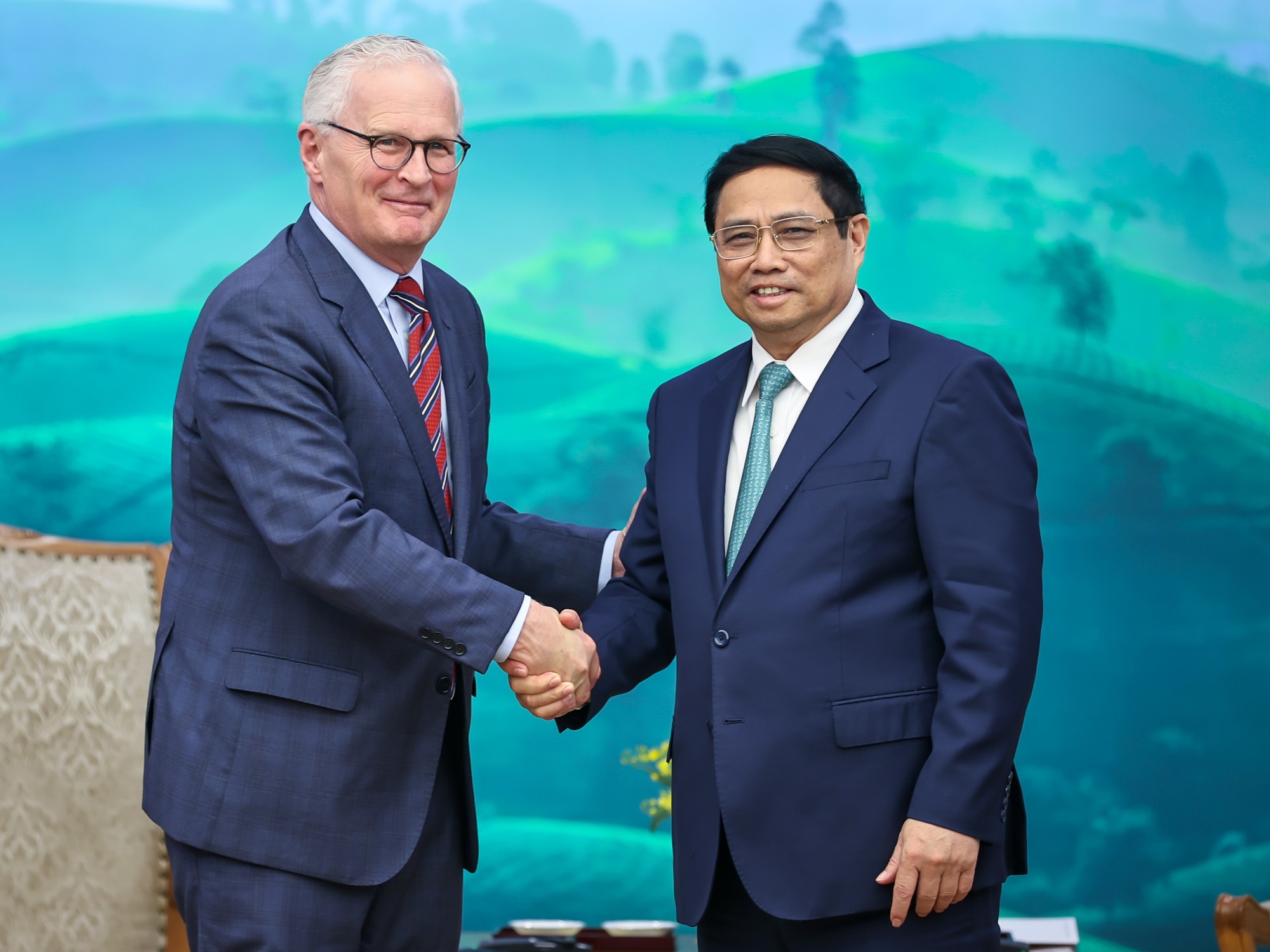 Le Premier ministre incite la SIA à investir dans l’industrie des semi-conducteurs au Vietnam