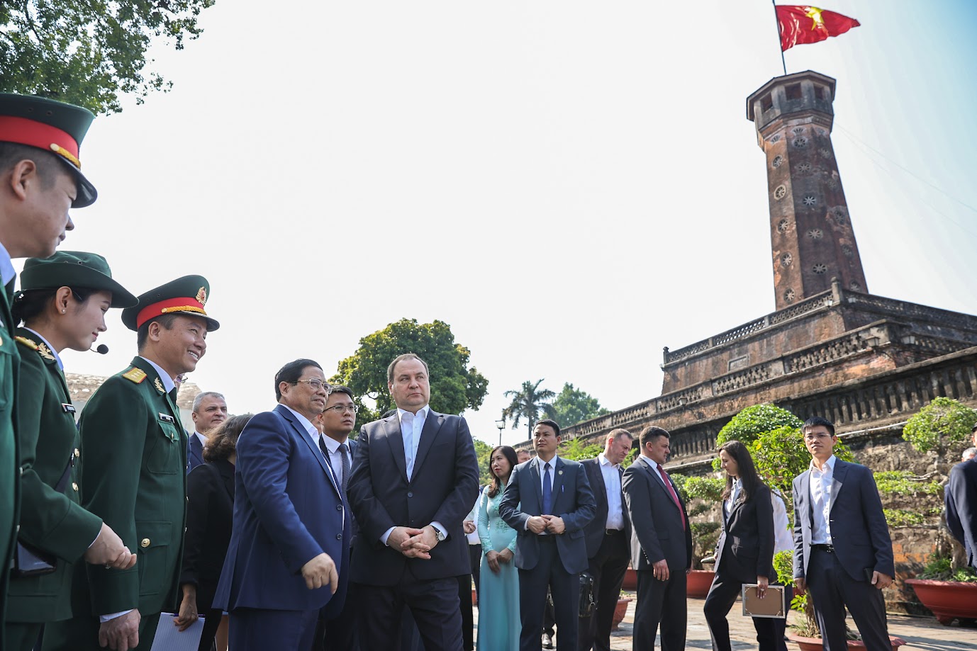 Vietnam-Biélorussie les deux PM visitent la tour du drapeau de Hanoï et dégustent le café vietnamien