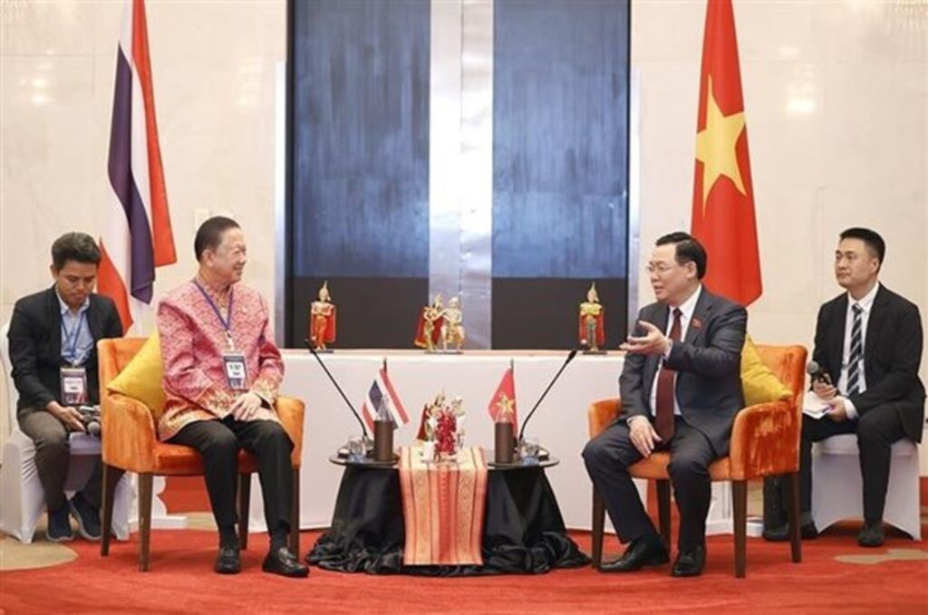 Le président de l’Assemblée nationale rencontre des hommes d affaires thaïlandais