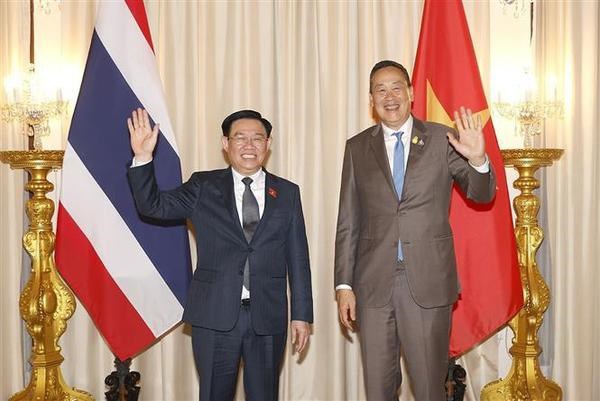 Le président de l AN Vuong Dinh Hue rencontre le Premier ministre thaïlandais