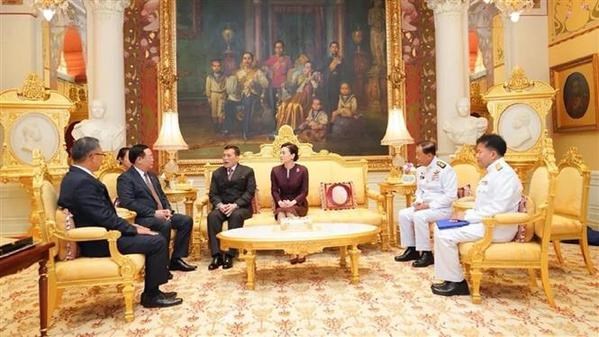Entrevue entre le président de l AN Vuong Dinh Hue et le roi de Thaïlande Maha Vajiralongkorn