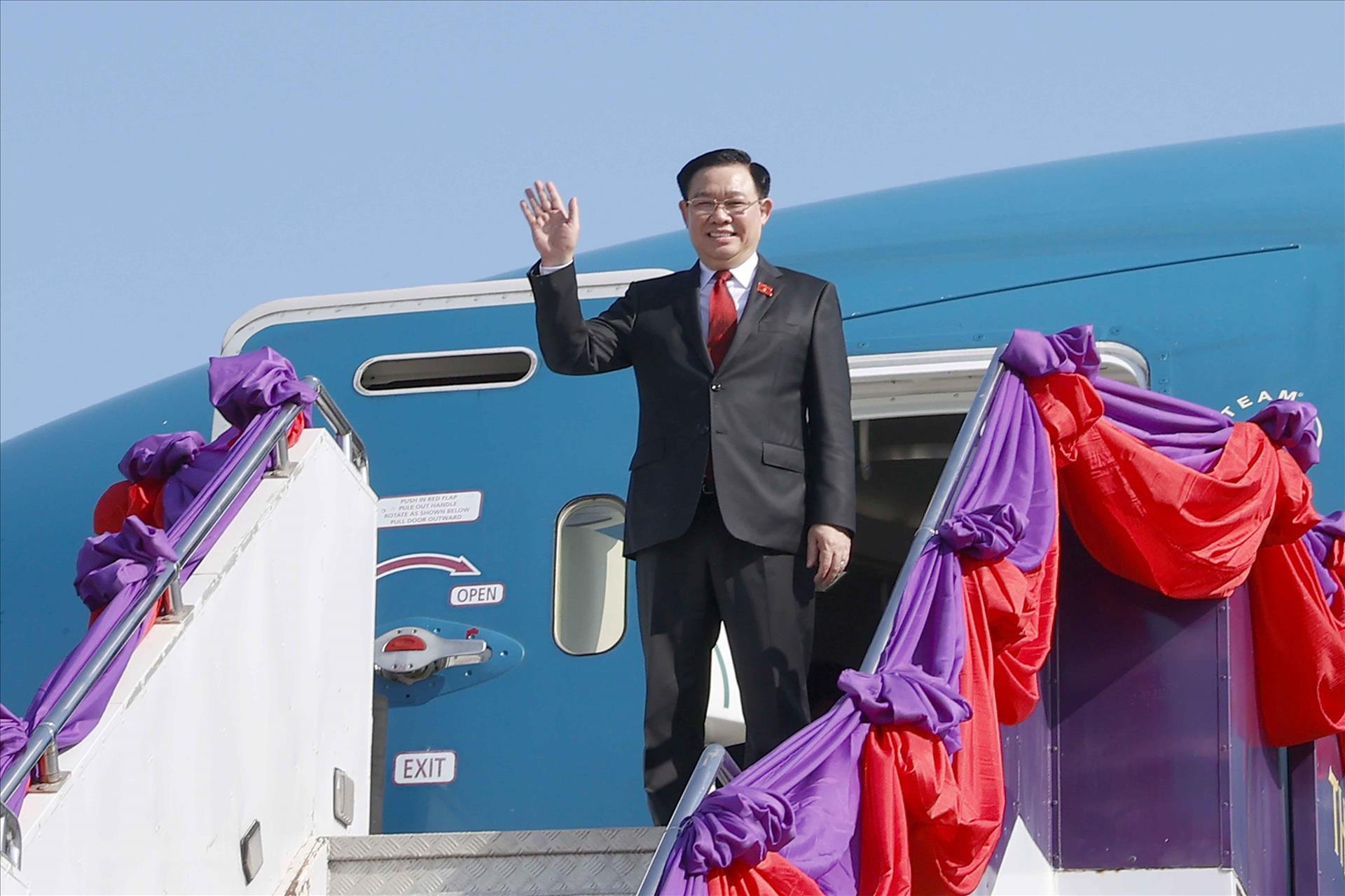 Le président de l’Assemblée nationale Vuong Dinh Hue termine avec succès sa tournée au Laos et en Thaïlande