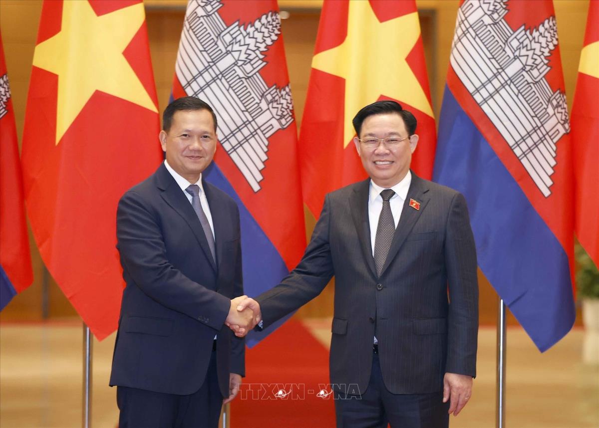Entrevue entre le président de l Assemblée nationale vietnamienne et le Premier ministre cambodgien
