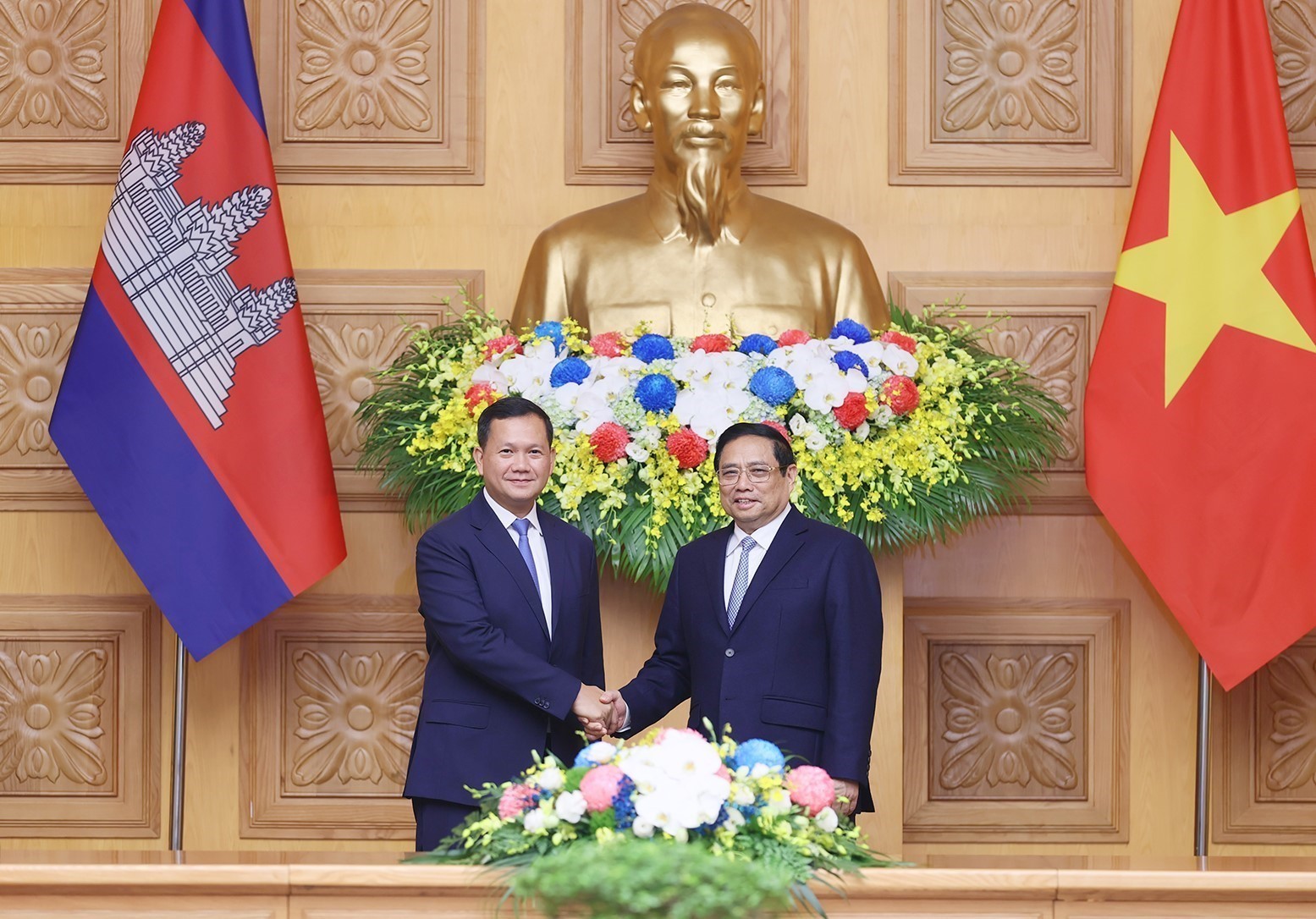 Entretien entre les Premiers ministres vietnamien et cambodgien