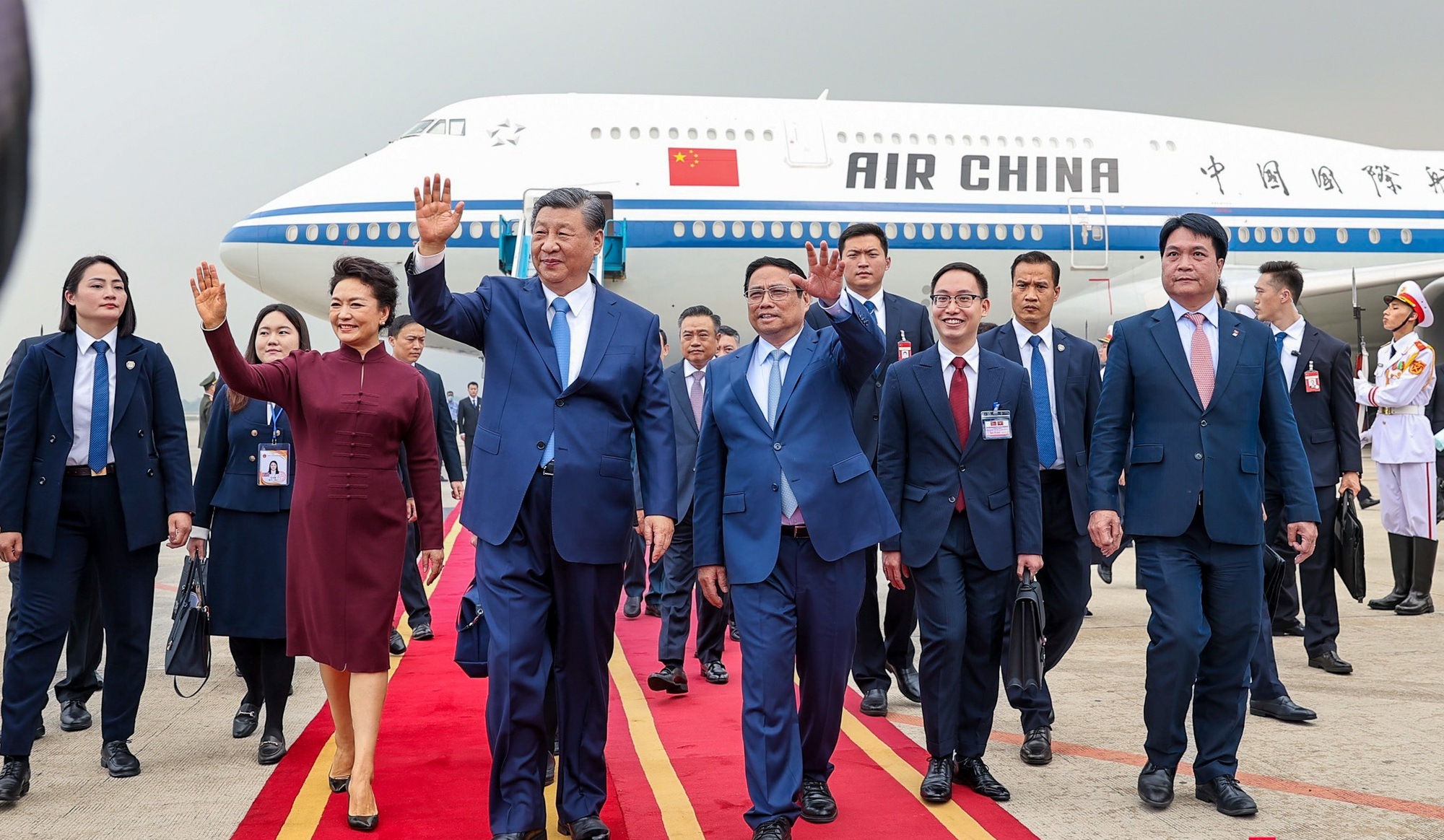 Le secrétaire général et président chinois Xi Jinping arrive à Hanoi pour une visite d’État au Vietnam