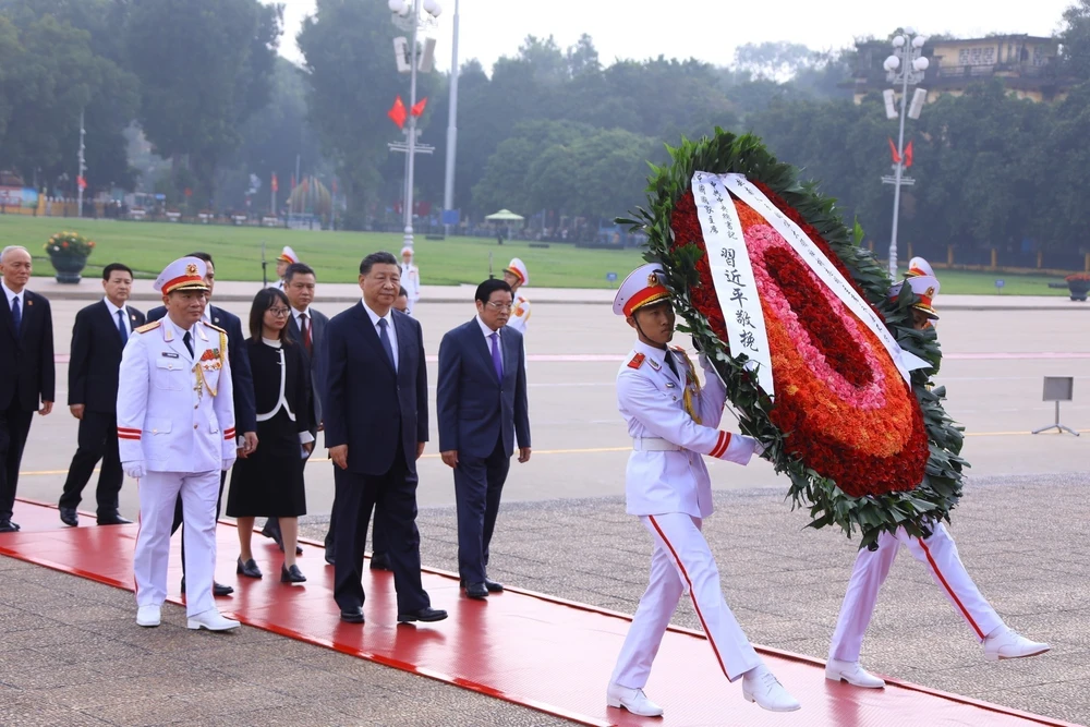 Le secrétaire général et président chinois Xi Jinping rend hommage au Président Ho Chi Minh