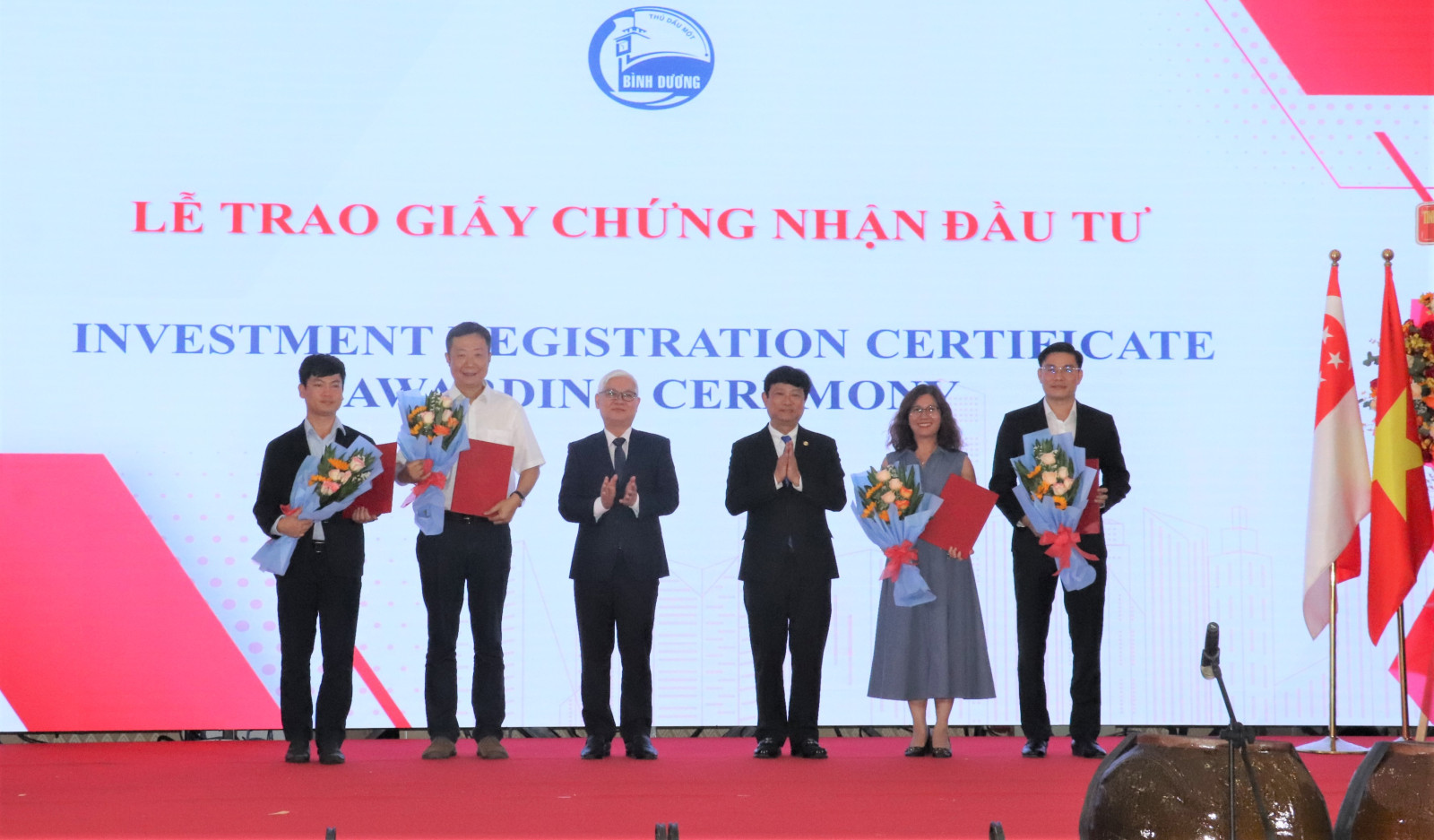 Remise des certificats d’investissements à quatre projets singapouriens à Binh Duong
