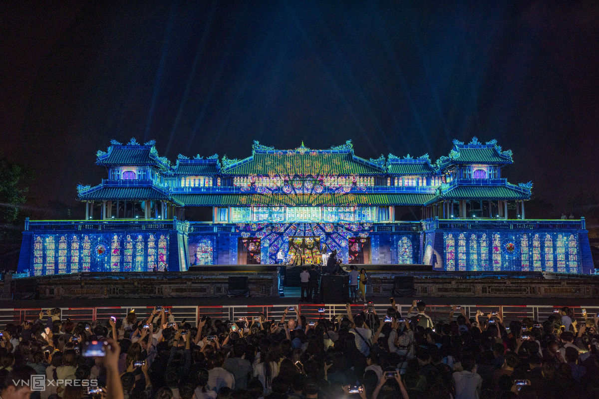 Des jeux de lumière artistiques éblouissants à Ngo Mon dans la Cité impériale de Hue