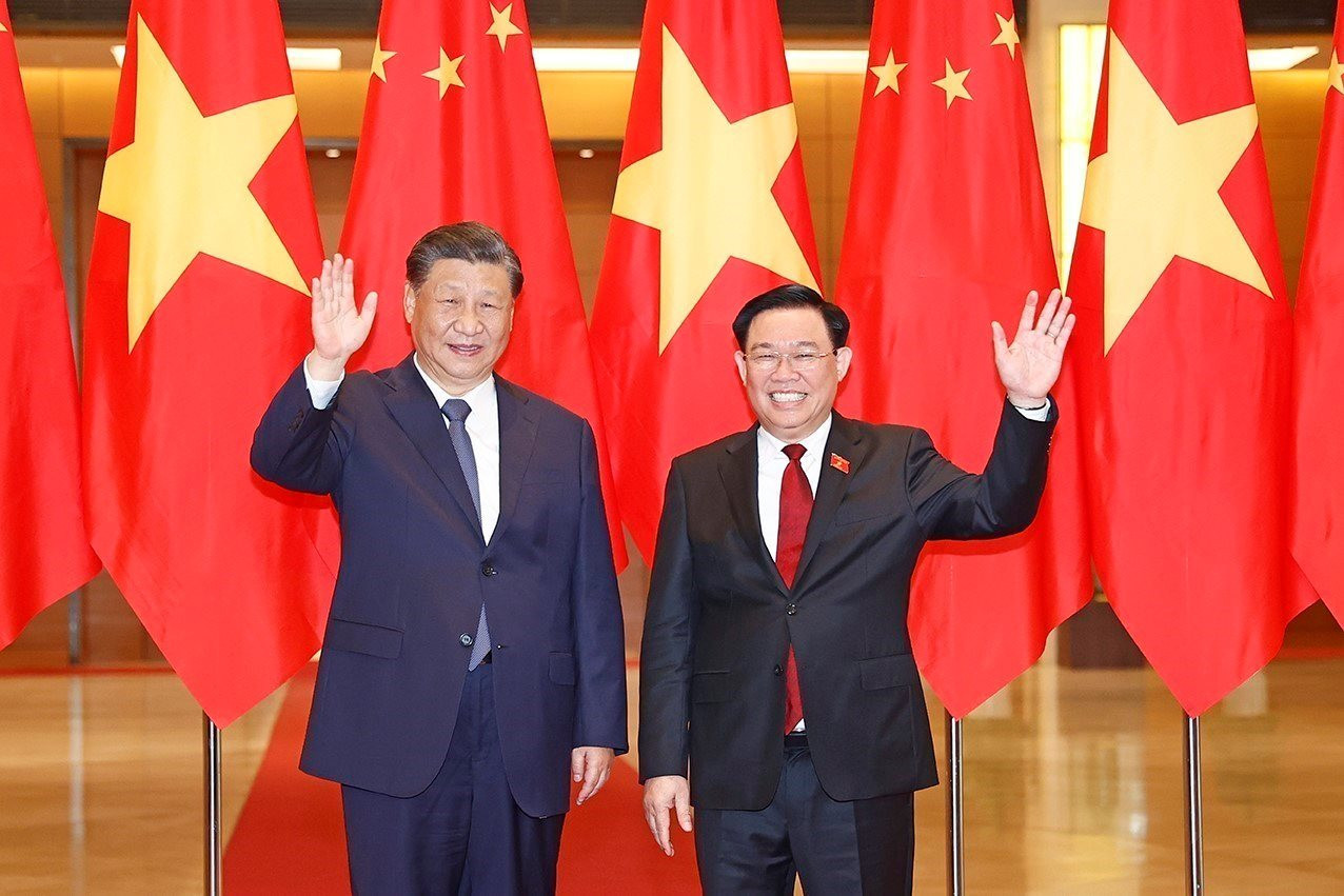 Entrevue entre le président de l’AN Vuong Dinh Hue et le dirigeant chinois Xi Jinping