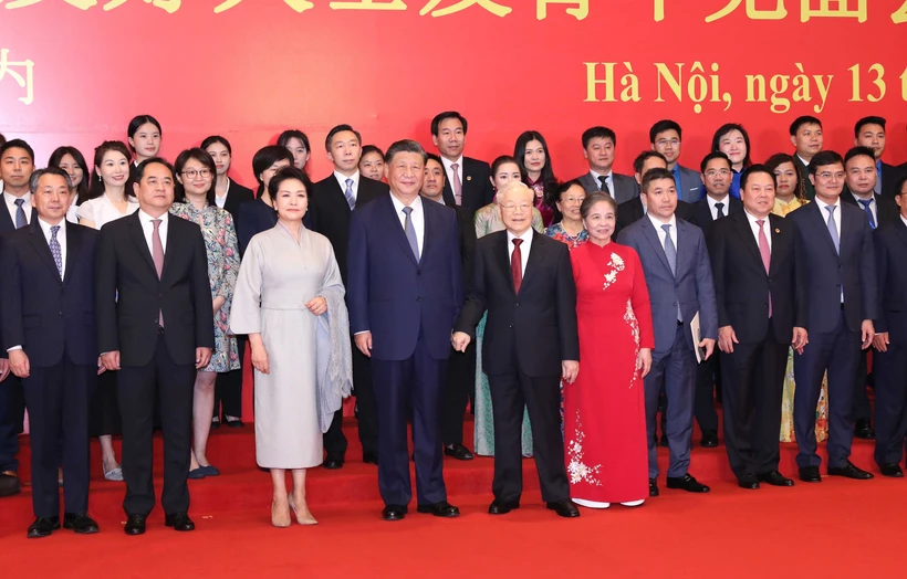 Le secrétaire général du PCV Nguyen Phu Trong et le dirigeant chinois Xi Jinping rencontrent des partisans de l’amitié des deux pays