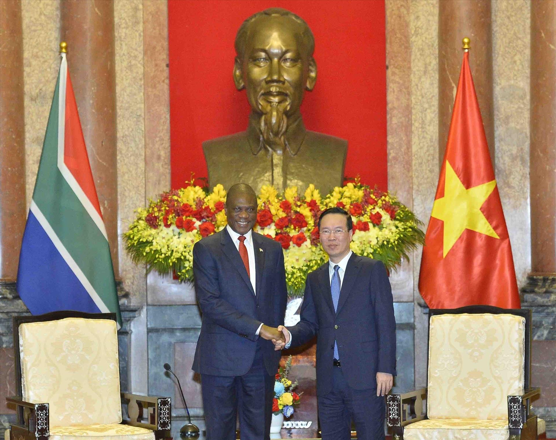 Le président Vo Van Thuong reçoit le vice-président sud-africain Paul Mashatile