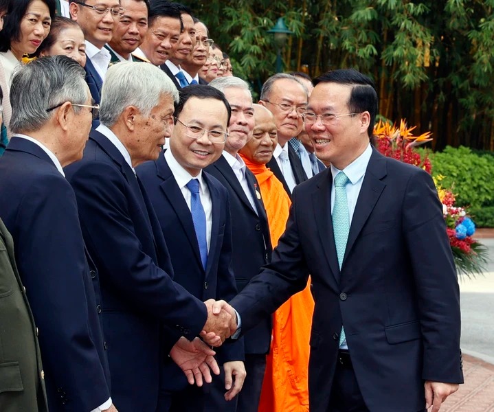 Le président Vo Van Thuong rencontre des exemplaires de la ville de Cân Tho