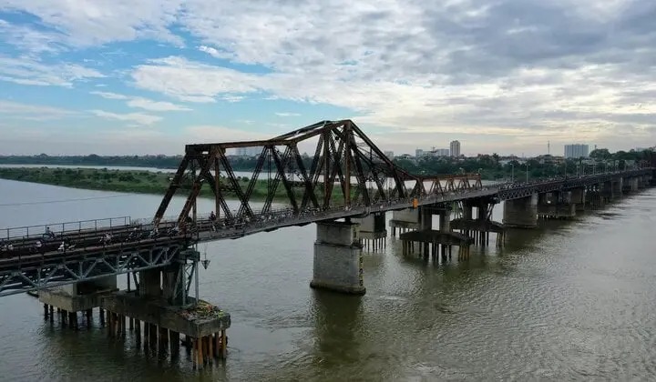 Hanoï la France au chevet du pont Long Biên