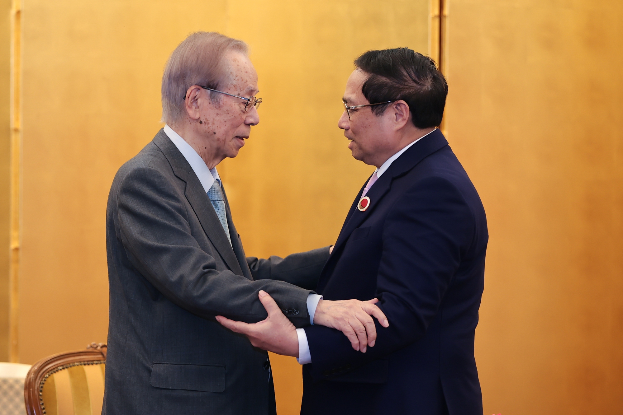 Le Premier ministre Pham Minh Chinh reçoit l ancien Premier ministre japonais Fukuda Yasuo