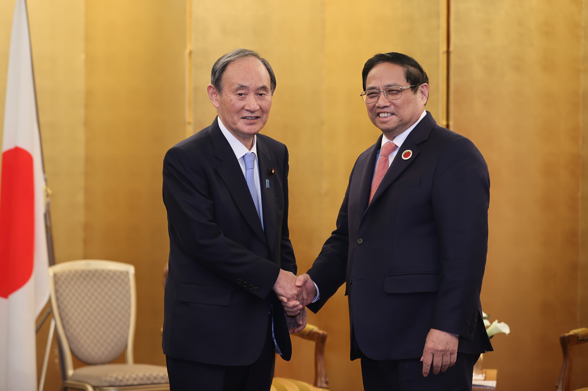 Le Premier ministre Pham Minh Chinh reçoit son homologue singapourien et un ancien homologue japonais