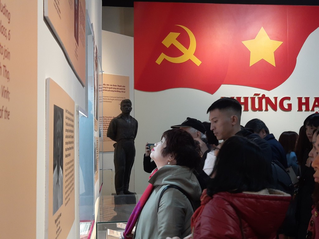 Présentation de nombreux documents précieux sur le Président Hô Chi Minh à Hanoï