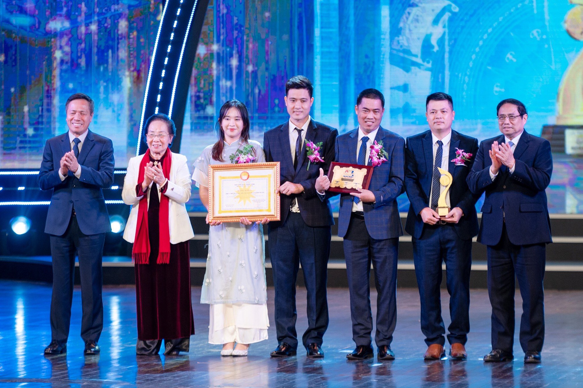 Les Prix Talents du Vietnam allument le feu du Dragon et de la Fée