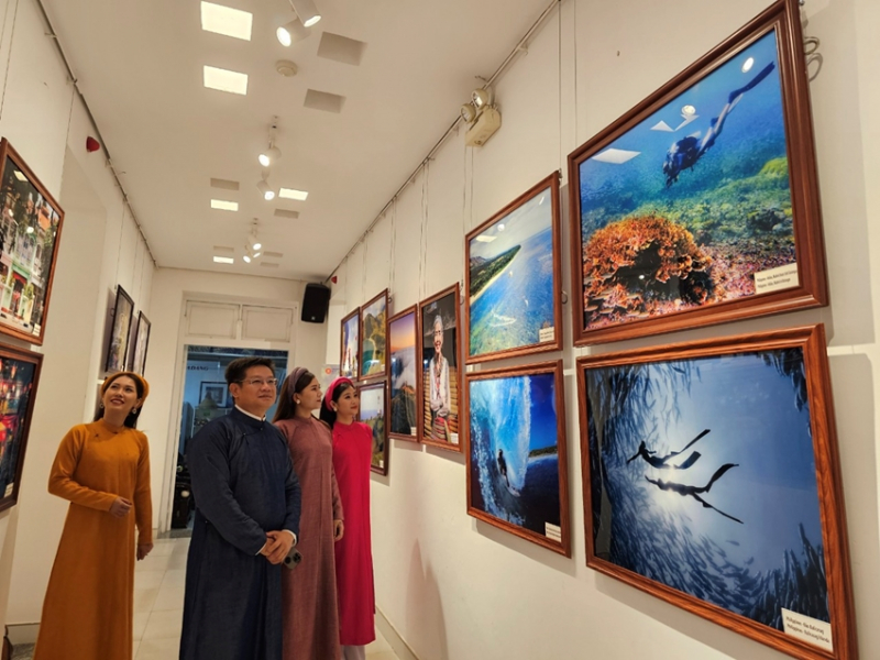 Exposition de photos sur la culture de l ASEAN à Thua Thiên-Huê
