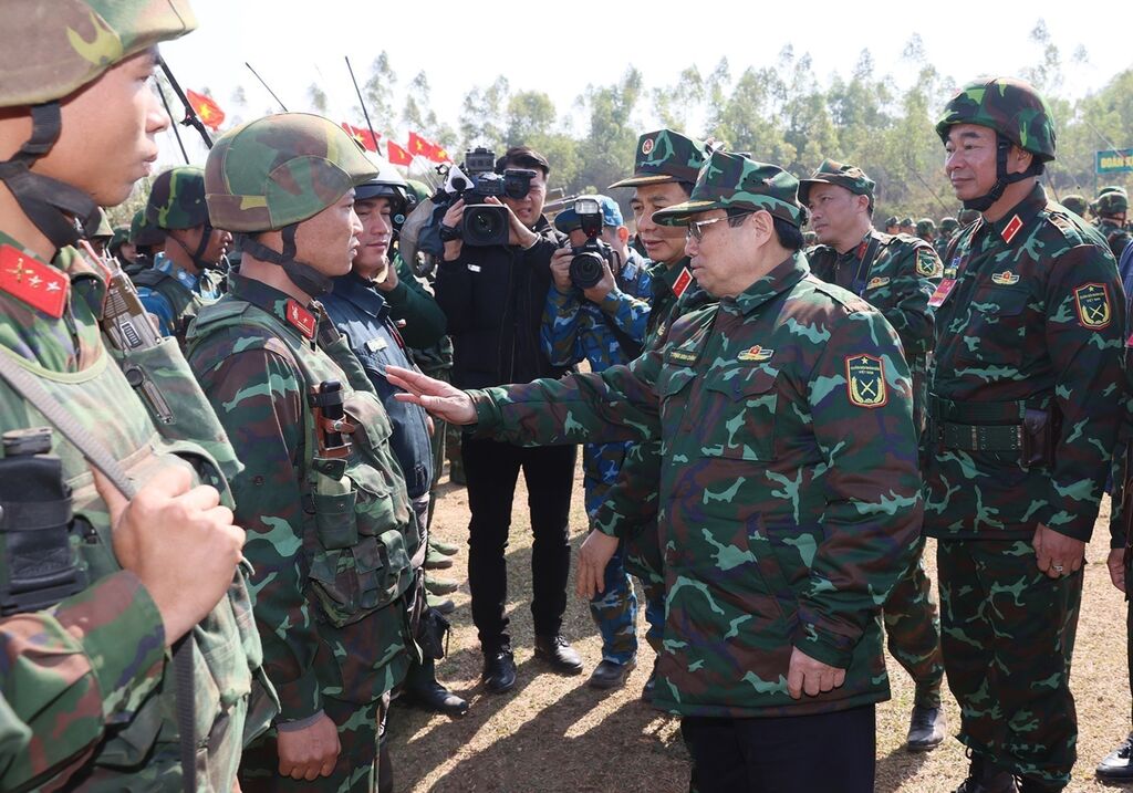 Le Premier ministre assiste à un exercice tactique militaire à Bac Giang