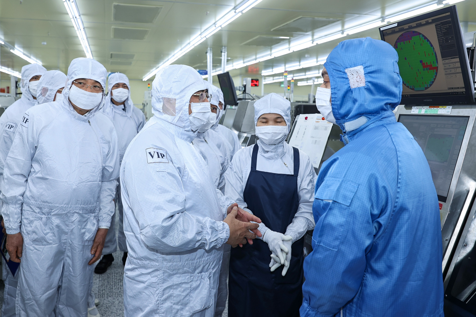 Le Premier ministre rend visite à un producteur de puces semi-conductrices à Bac Giang