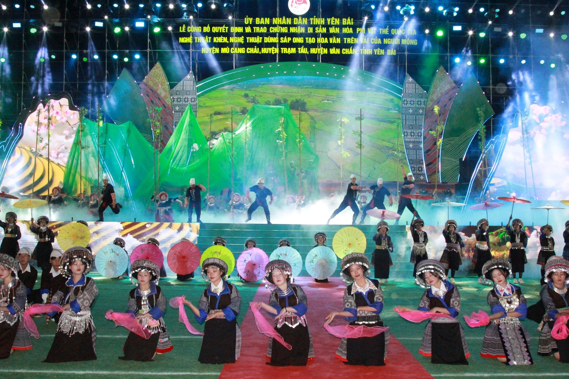 Festival H mong du Khen et des fleurs de cerisier sauvage à Yen Bai