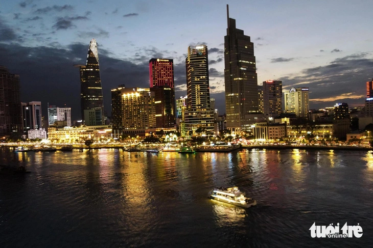 Un bateau à deux étages fait ses débuts sur le fleuve Saïgon