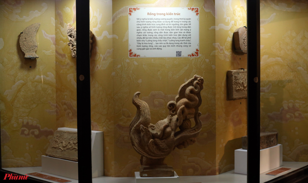 Des antiquités avec des images de dragon exposées à Ho Chi Minh-Ville