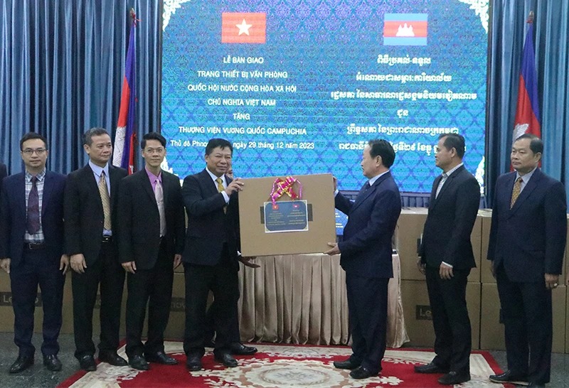 Remise de cadeaux de l’Assemblée nationale vietnamienne au Sénat cambodgien
