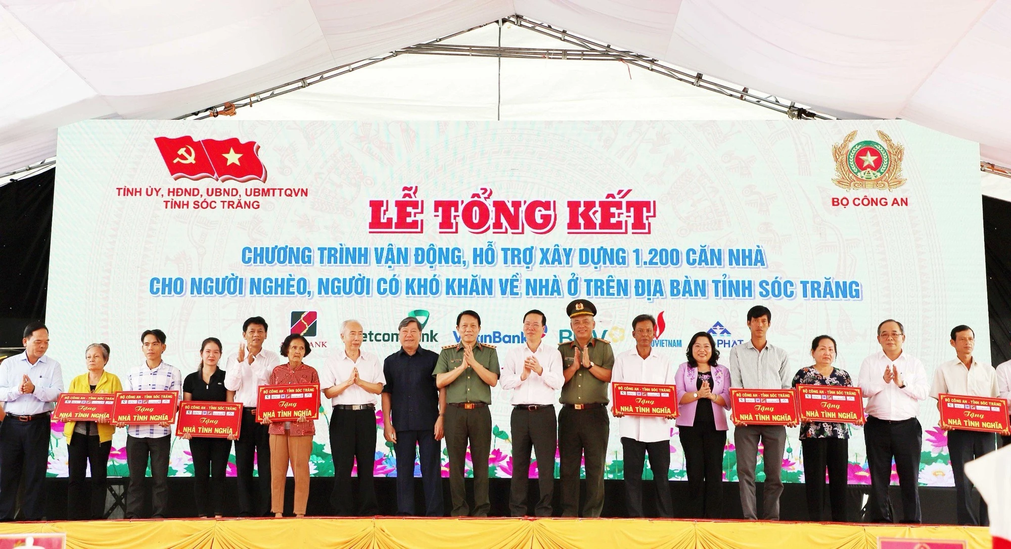 Le président à un événement de bilan de la construction de maisons pour les pauvres à Soc Trang