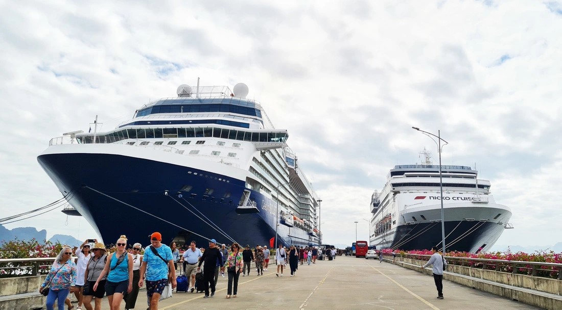 Les bateaux de croisière étrangers accueillent le Nouvel An au port d Ha Long