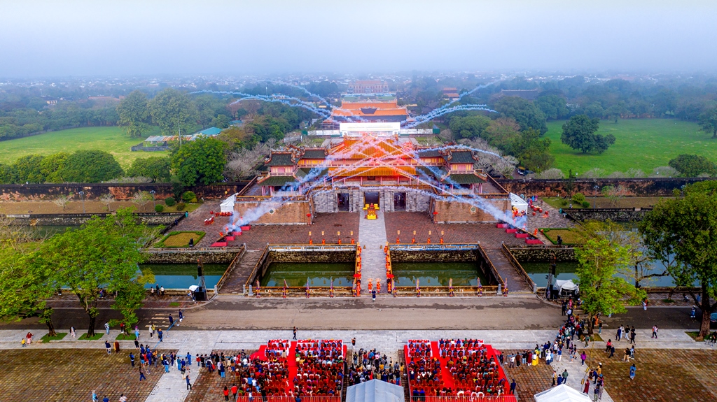 La cérémonie Ban Soc de la dynastie des Nguyên reconstituée à l’ouverture du Festival de Huê 2024