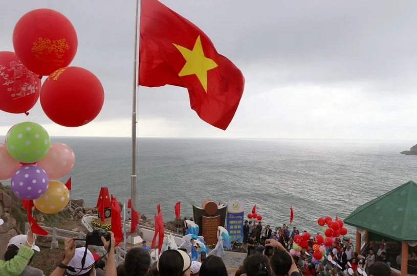 Cérémonie de lever du drapeau au début de la nouvelle année 2024 à Phu Yen