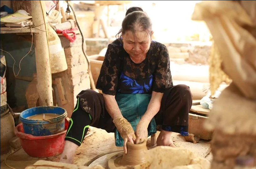 Exposition de céramiques Huong Canh, échange avec des artisans à Hanoi
