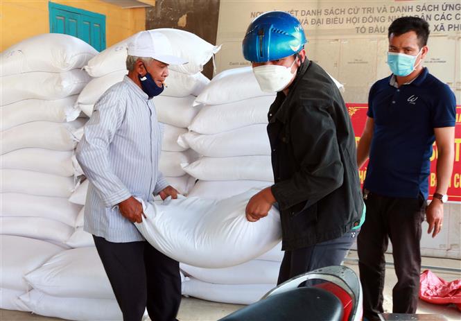 Nouvel An lunaire 2024  distribution gratuite de riz à des familles démunies de Soc Trang