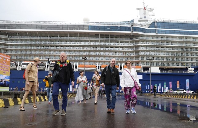 Celebrity Solstice attire 2 700 touristes étrangers dans le Centre du Vietnam