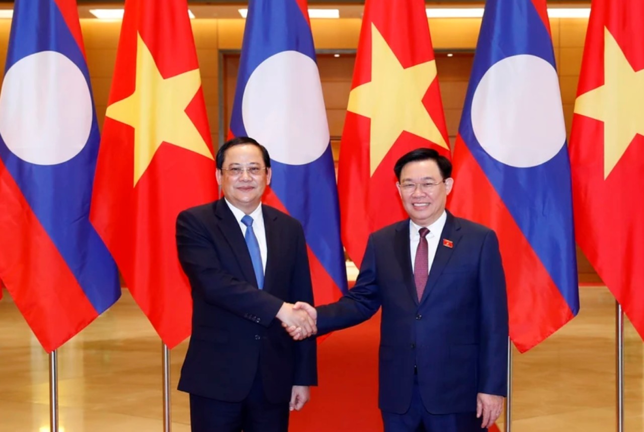 Le chef de l’AN du Vietnam Vuong Dinh Huê rencontre le PM lao Sonexay Siphandone